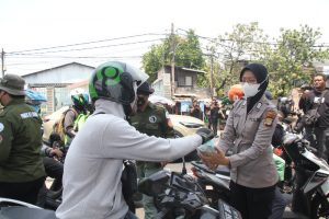 Kolaborasi Polres Metro Jakarta Barat bersama Mahasiswa Universitas Mercu Buana dan Universitas Esa Unggul Bagikan Masker dan Vitamin pada Pengendara