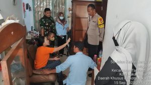 Bhabinkamtibmas Kelurahan Mangga Besar Polsek Metro Tamansari Bersama Tiga Pilar Lakukan Evakuasi ODGJ