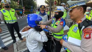 Hari Ke 10 Operasi Zebra, Satlantas Jakarta Barat bersama Jasa Rahaja bagikan Helm Gratis pada Pengendara