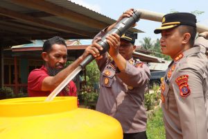 Peringati HUT Humas Polri ke-72, Polres Berau Salurkan 30 Ribu Liter Air Bersih