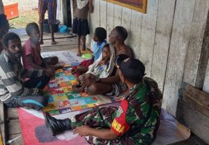 Babinsa Mapurujaya Komsos dengan Warga di Pesisir Pantai