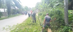 Kompak Babinsa dan Babinkamtibmas, Bersama Warga Gotong Royong Bersihkan Jalan