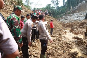 Kapolres Berama Dandim Simalungun Bersinergi Dalam Pencarian Dua Korban Tertimbun Tanah Longsor di Simalungun