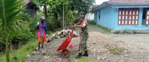 Bentuk Kepedulian, Babinsa Koramil 1710-02/Timika Bantu Warga Timbun Halaman Rumah