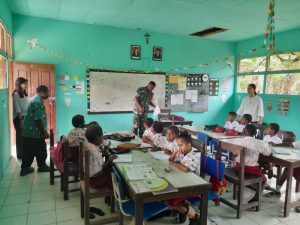 Peduli dengan Pendidikan Anak, Babinsa Koramil 1710-07/Mapurujaya Bantu Mengajar di Sekolah