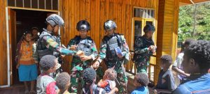 TNI Pembawa Senyum, Setiap Hari Minggu Satgas Mobile Raider 300 Bagikan Cemilan Kesenangan Masyarakat Papua