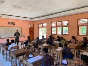 Turut Ajari Wawasan Kebangsaan, Pos Napan Satgas Pamtas RI RDTL Sektor Barat Jadi Guru Dadakan