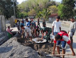 Gotong Royong Bersama Masyarakat, Pos Oepoli Sungai Satgas Yonkav 6/Naga Karimata Bantu Pembuatan Gapura Gereja