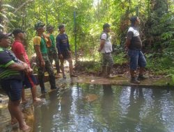 TNI Satgas Pamtas RI-Malaysia Yonarmed 10 Bradjamusti Bersama Warga Perbaiki Bendungan Sungai di Perbatasan