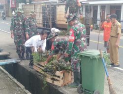 Kodim 0613/Ciamis Beserta Jajaran Koramil Secara Serentak lakukan Pembersihan di Sepanjang Aliran Sungai dan Parit untuk Antisipasi Terjadinya Banjir