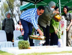 Kunjungi Bandung, Panglima TNI Ziarah ke Makam Ayahanda