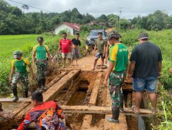 Satgas Pamtas Yonarmed 10/ Bradjamusti Bantu Warga Perbatasan Perbaiki Jembatan