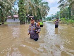 Perwira Polisi Ini Layak Dipuji, Basah Kuyup Terobos Banjir dalam Program Colling Sistem Polri