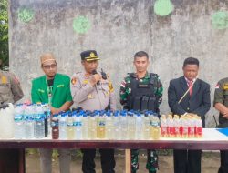 Satgas Yonif 125/SMB Bersama Polres Mappi Musnahkan 110 Botol Miras Jenis Sagero