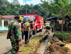 Bentuk Kepedulian di Musim Penghujan, Koramil 1012-04/Dusun Timur Gelar Karya Bhakti Bersihkan Selokan