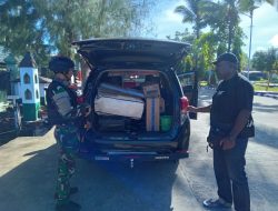 Satgas Pamtas Statis RI-PNG Yonif 122/TS Laksanakan Pemerikasaan Kendaraan di Pintu Gerbang Skouw Papua
