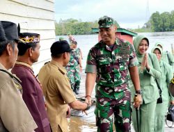 Susuri Sungai Barito, Dandim 1012/Btk Bantu Anak Stunting dan Silaturahmi Bersama Anggota Koramil Jajaran