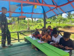 Satgas Yonif 623 Bantu Anak-Anak Belajar di Saung Pos