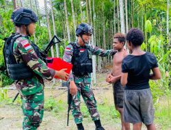 Budayakan Menjaga Kebersihan Sejak Dini, Satgas Yonif 122/TS Bagikan Perlengkapan Mandi kepada Anak-anak Kampung Wembi