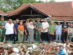 Panglima TNI  Salurkan 1.000 Paket Sembako Untuk Korban Gempa Sumedang