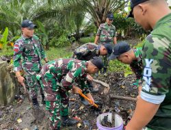 Satgas Pamtas RI-Malaysia Yonarmed 16/TK Bantu Warga Bersihkan Lingkungan