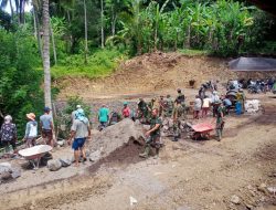 Puluhan TNI Membawa Batu Serbu Kampung Warga