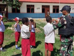 Tumbuhkan Rasa Nasionalisme kepada NKRI, Satgas Yonif 122/TS Ajarkan Murid SD Peraturan Baris berbaris