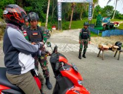 Ciptakan Toleransi di Perbatasan Papua, Satgas Yonif 122/TS Bagikan Takjil kepada Masyarakat Pelintas Jalan