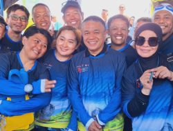 Pengunjung Terharu, Bendera Berukuran Besar Membentang di Laut Kampung Nelayan