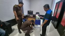 Pergelangan Kaki Dua Tersangka Korupsi Penyedia Air Bersih Huntap Tondo Dipasang Alat Pengawas Elektronik