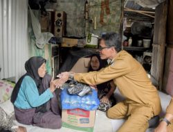 Pj. Walikota Langsa Serahkan Bantuan Sembako dan Santunan Untuk Keluarga Sakit Menua