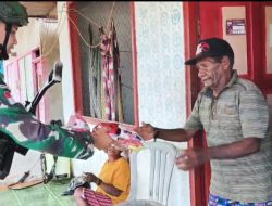 Satgas Pamtas Yonif 642/Kps Berbagi Sembako dan Makanan Ringan di Kampung Desra