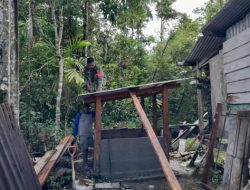 Wujudkan Lingkungan yang Sehat, Babinsa Koramil Agimuga Bantu Warga Bangun MCK