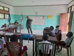 Satgas Yonif 642/Kps Pos Teluk Arguni Menjadi Pengajar di SD Inpres Bofuwer