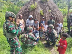 Satgas Yonif 641/Bru Bagikan Baju Baru Kepada Warga Kampung Polimo