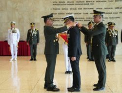 Berita Photo : Panglima TNI Sematkan Bintang Jalasena Utama Kepada Kasal Singapura