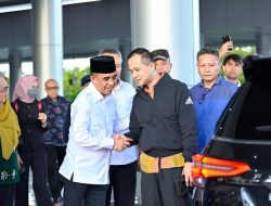 Menteri Transmigrasi Kunjungi Sulteng, Tinjau Program Petik Kopi hingga Serahkan Hewan Kurban